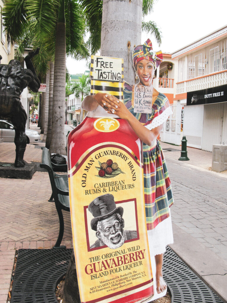 Display van een lokale vrouw met Guavaberry likeur free tasting, De beste tips voor een vakantie naar Sint Maarten YourTravelReporter.nl