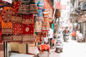 Chandni Chowk smalle straat met sarikraam, bezienswaardigheden 24-uur-in-Delhi-YourTravelReporter.nl