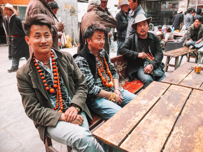 Tibetaanse handelaren aan tafel in centrum van Lhasa, Tibet Portfolio YourTravelReporter.nl