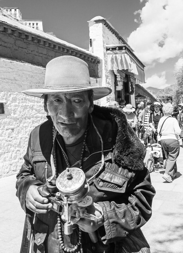 Tibetaanse pelgrim loopt de kora in Lhasa om de Potala Palace,Tibet Portfolio YourTravelReporter.nl