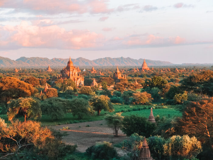 Tempels tijdens zonsondergang in Bagan Myanmar Portfolio YourTravelReporter.nl