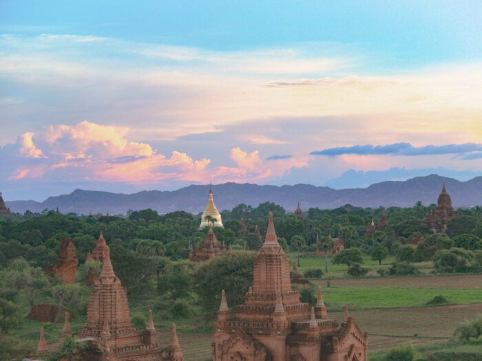 Tempels tijdens zonsondergang in Bagan Myanmar Portfolio YourTravelReporter.nl
