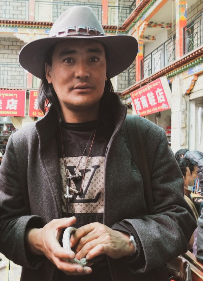 Tibetaanse handelaar in Lhasa, Tibet Portfolio YourTravelReporter.nl