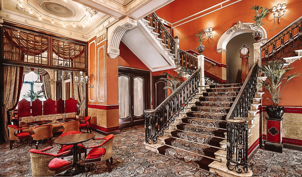 de trappen van het Hotel Des Indes Den Haag YourTravelReporter.nl 16