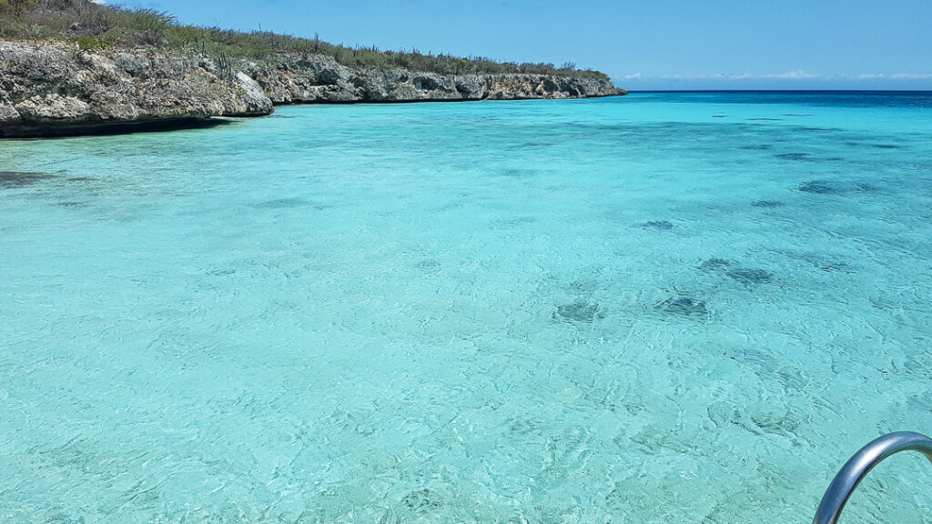 kraakhelder turquoise water bij Playa Porto Marie, de mooiste stranden van Curaçao YourTravelReporter.nl