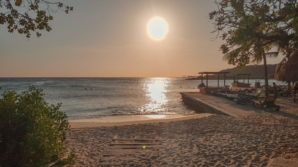 de ondergaande zon bij Jan Thiel Beach-Papagayo-Beach-Hotel-het-mooiste-hotel-op-Curacao-met-infinity-pool-YourTravelReporter.nl