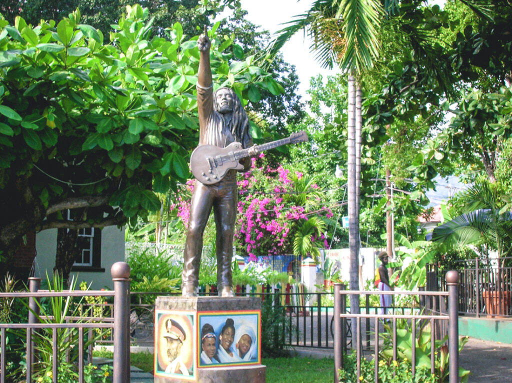 Standbeeld Bob Marley in Kingston bij het museum - Jamaica YourTravelReporter.nl