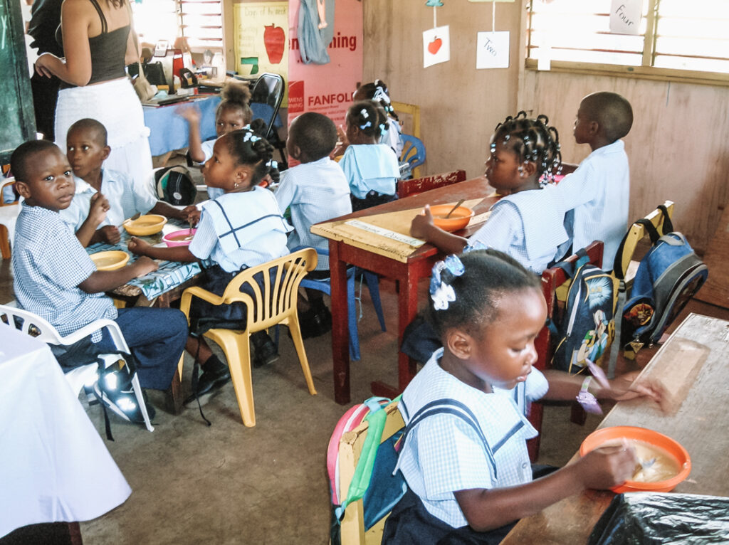 Schoolkinderen in-Jamaica-YourTravelReporter.nl
