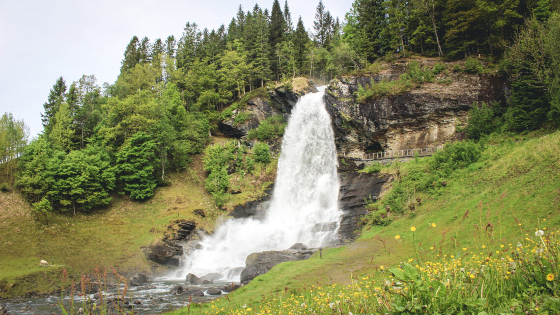 Steinsdalsfossen-waterval-Noorwegen